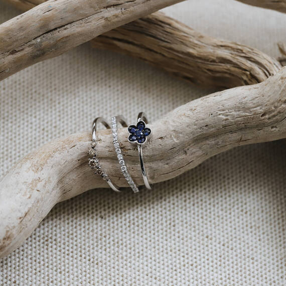 0.14 CT Sapphire Flower Shaped Ring - 6