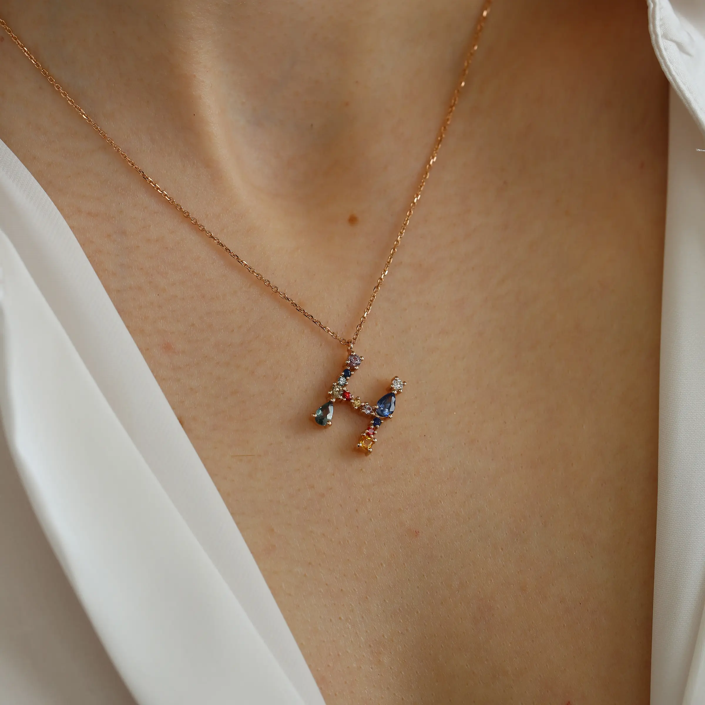 0.92 CT Brown Pırlanta ve Multicolor Safir Taşlı H Harf Kolye - 2