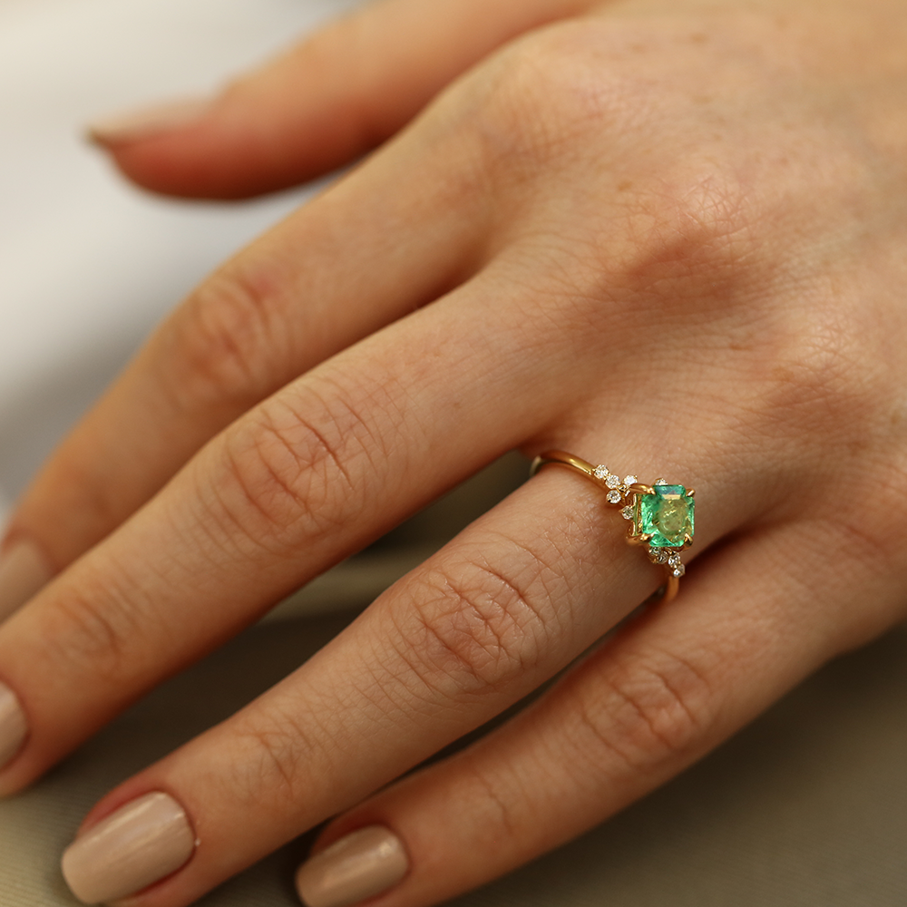 Carrie 0.98 CT Emerald and Diamond Yellow Gold Ring - 4