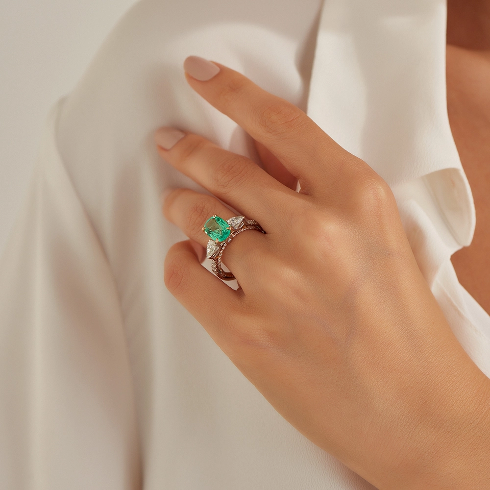 Oval cut emerald on sale ring